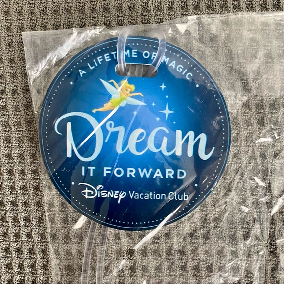 NEW- Disney Vacation Club Goodies Bundle - Lanyards, Pop Sockets, Luggagae Tag - Picture 4 of 7